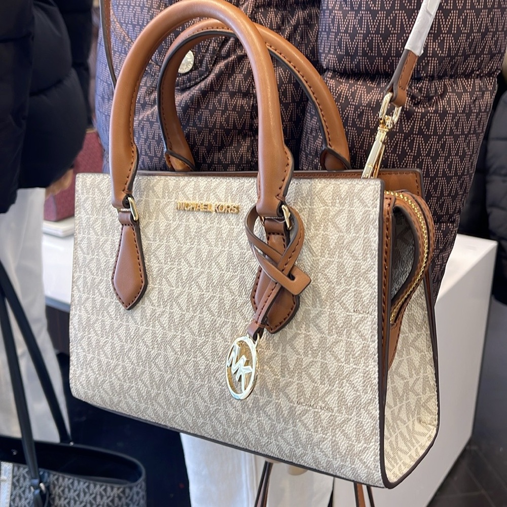 Michael Kors Small Signature Sheila Satchel Crossbody
Vanilla 
NWT - Picture 7 of 16